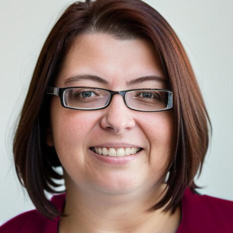 Portraetphoto von Christiane Link, eine weisse Frau mit schulterlangen braunen Haaren und einer Brille. Sie laechelt.